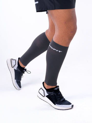 PANTORRILLERA COMPRESION RUNNING - GRIS OSCURO